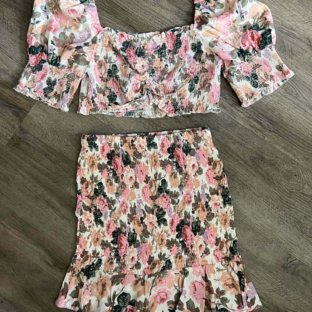 2 piece set.. mini skirt with ruffle trim.